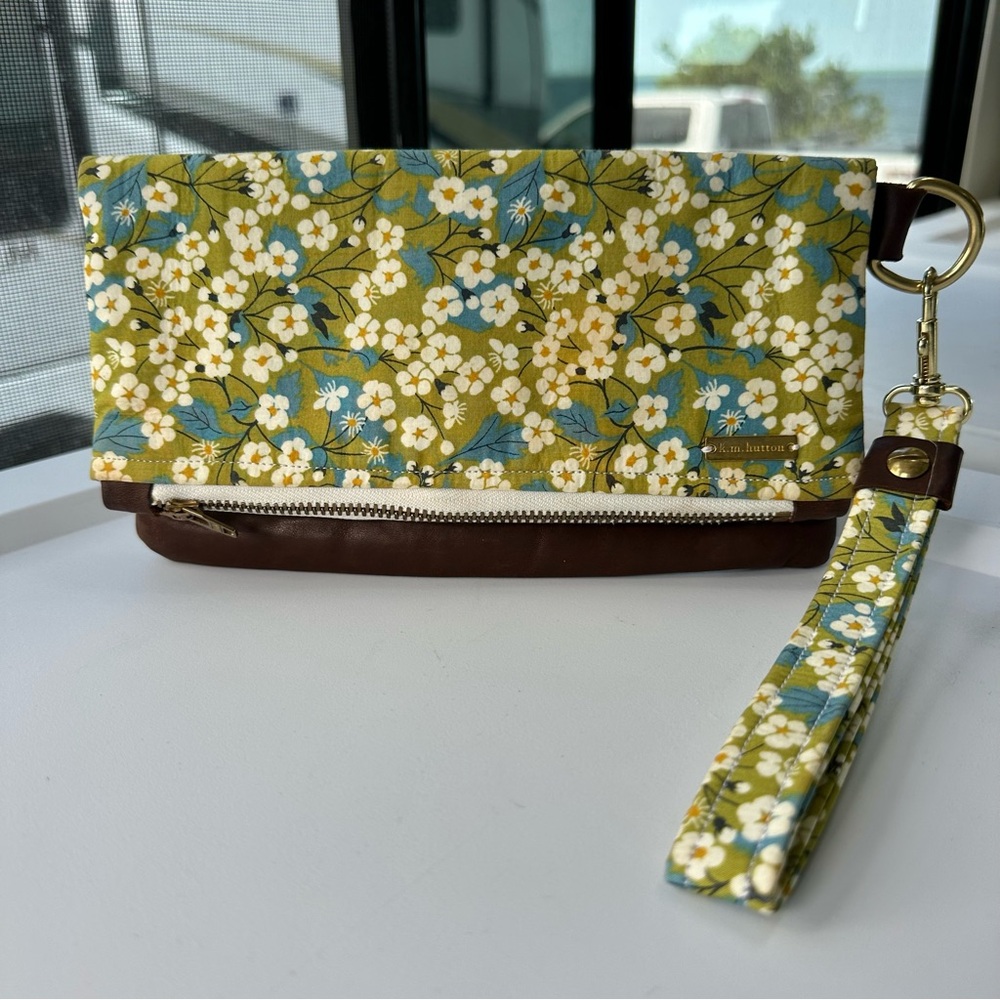Handmade Durable WRISTLET Clutch 9” X 5” Soft LEATHER & CLOTH Dogwood Floral USA - Picture 10 of 10